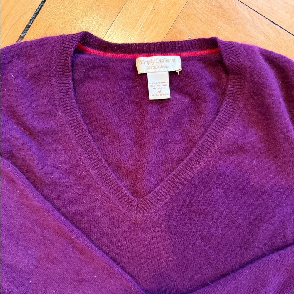 Sumy Cashmere Women's V-Neck Sweater in Deep Purple